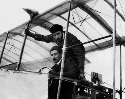 Le 28 mars 1908, sur le terrain d'Issy-les-Moulineaux, Léon Delagrange emmenant Henri Farman  à