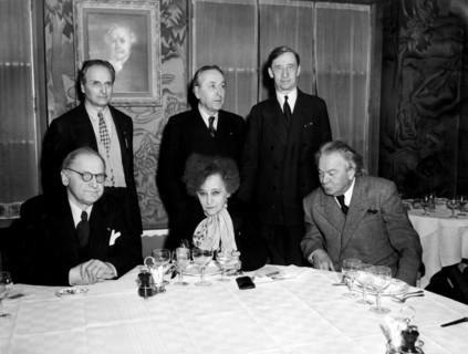 Le jury du prix concours en 1949, decerne a Maurice Druon pour son roman "les grandes familles ".