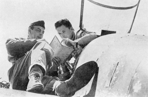 St Exupery le célèbre Aviateur et Ecrivain étudie le sécteur au-dessus duquel il évolura. ©