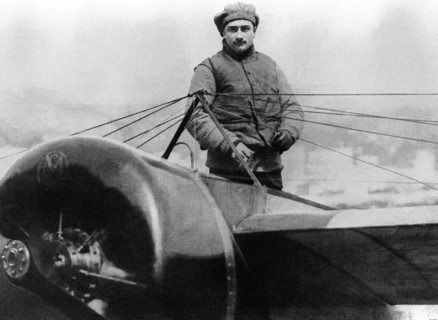 Lors du rallye de Monaco de 1914, l'aviateur français Roland Garros sur son hydravion Maurane.