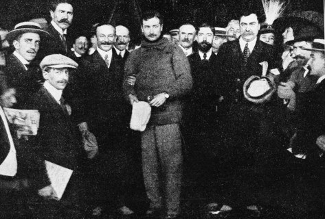 Aviation - Roland Garros, entouré de son père et de Leblanc, est félicité après sa victoire au
