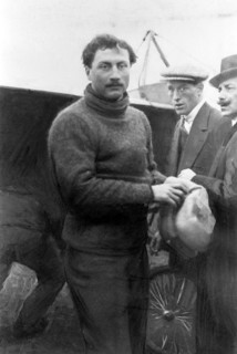 L'illustration / Décembre 1912
De Carthage à Rome en avion : 
Roland Garros à Son arrivée à
