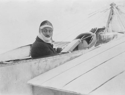 L'illustration - Juin 1912. Le circuit D'anjou . Roland Garros, vainqueur du grand prix, sur son