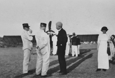 La traversée de la méditerrannée par Roland Garros 
Roland Garros sur le champ de manoeuvre de
