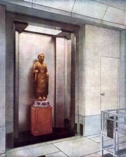 Statue chinoise dans le vestibule du studio de Jacques Doucet à Neuilly-sur-Seine. Statue chinoise