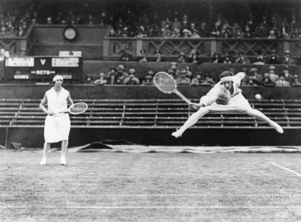 Sports , le tennis. Le tournoi de Wimbledon, juillet 1925. La victoire française : un bond de Miss