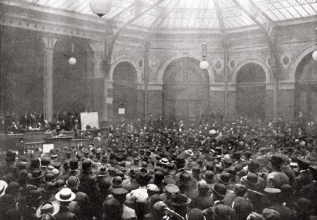 Bourse du Travail la veille du 1er mai 1906