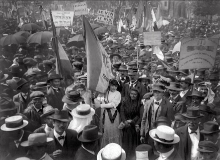 Meeting de Carcassonne, le dimanche 26 mai 1907, réunissant près de 250 000 vignerons.   "Ce fut en