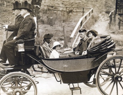 Se rendant à l'église de Crathie (Ecosse) en calèche, le roi George V, son fils le duc d'York,