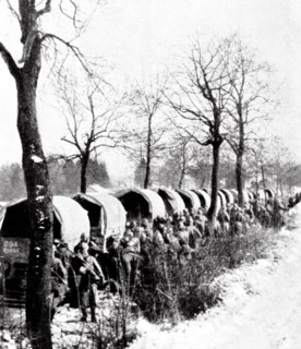 Le transport des troupes en camion par la Voie Sacrée 1916.