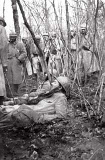 Deux blessés français dans un bois, à Verdun, en mars 1916.