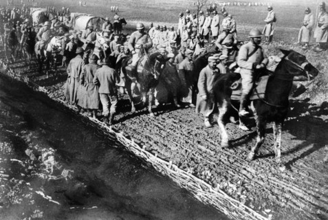 Les prisonniers allemands sur la route de Sainte Menehould en mars 1916