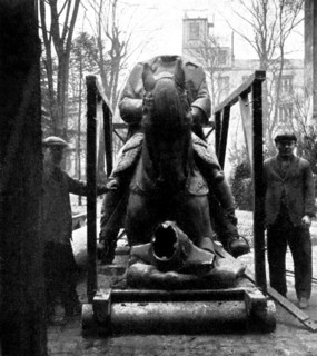 Au dépôt de marbres de Grenoble : statue équestre de Napoléon, par Frémiet, érigée en 1868 à