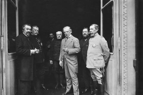 Le 11 août 1916, au Quai d'Orsay à Paris, le ministre français des Affaires étrangères Aristide