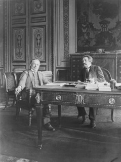 Le 11 août 1916, au Quai d'Orsay à Paris, le ministre français des Affaires étrangères Aristide
