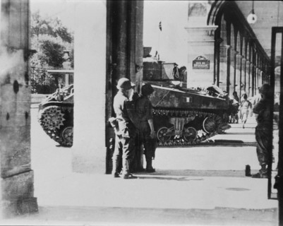Liberation de Paris. 

Le 25 aout, char de la 2eme DB sous les arcades de la rue de Rivoli