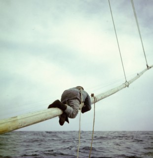 En août 1955, en pleine mer au large des côtes bretonnes, l'un des pêcheurs du dernier thonier à