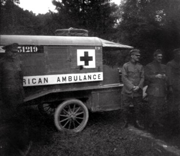 Voiture ambulance sur le front de Verdun, août 1916.