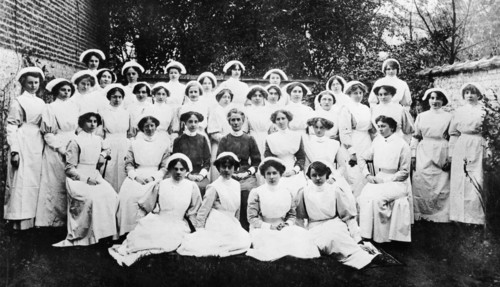 Edith Cavell avec des nouvelles diplômées de l'école d'infirmières de Bruxelles.