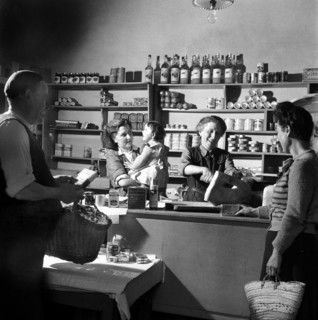 En 1951 à Vence, clients de l'épicerie se faisant servir.