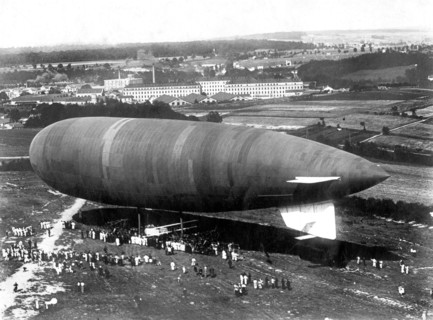 Aéronautique. Le dirigeable de la marque Zodiac le "Commandant-Coutelle" 1913. Caserne militaire