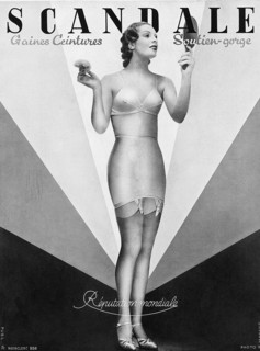 Publicité pour gaines et soutien-gorge.