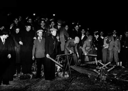 Le 16 mars 1937, à Clichy près de Paris, des manifestants communistes accumulent des grilles