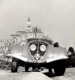 Automobile en stationnement sur la digue du Mont-Saint-Michel.  Photographie parue dans