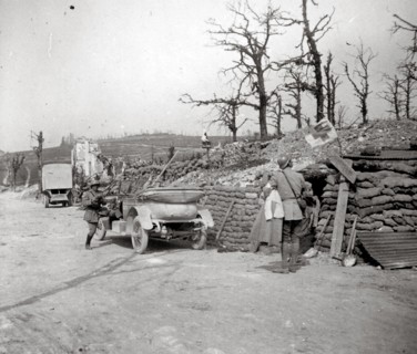 Le poste de secours  dit de "la citerne", sur la route de Verdun au Fort de Souville, août 1916.