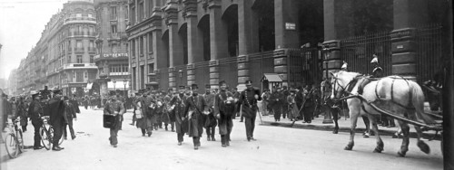 Manifestations des postiers à Paris, 11 avril 1906. La grève des facteurs d'imprimés. L'armé