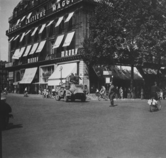 Liberation de Paris. 

Les 17-18 aout 1944, soldat allemand faisant la circulation place du