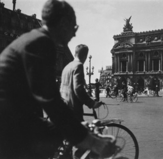 Liberation de Paris. 

Les 17-18 aout 1944, soldat allemand faisant la circulation pres de