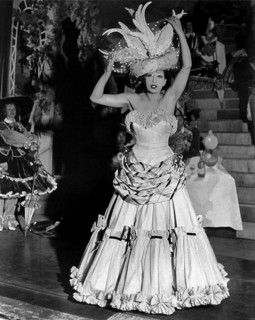 Le 5 mars 1949, à Paris, Joséphine BAKER, en costume de scène, chante et danse pour la Revue