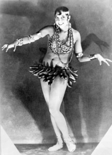 Née en 1906 à Saint Louis aux Etats-unis, la célèbre artiste de music-hall : Joséphine BAKER, vêtue