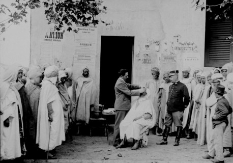 Le 7 avril 1905, une consultation médicale gratuite en présence de l'administrateur colonial en