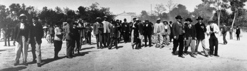 Le 3 mai 1902, des Algériens et des colons se rendant à un meeting,