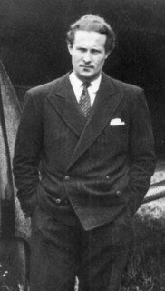 Portrait de Jean Mermoz en 1936, alors inspecteur général et pilote d'Air France.  Engagé dans