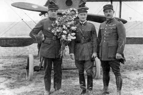 En 1925, Henri Guillaumet (à gauche), qui vient de remporter le Military Zenith. Au centre, Challe