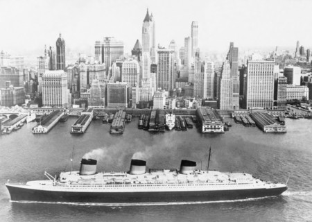 Paquebot Le Normandie devant Manhattan en 1942