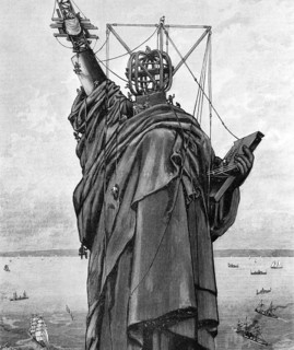 Installation de la statue de la Liberté à New York