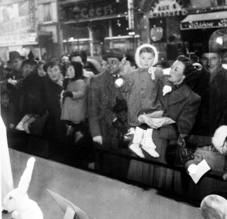 Badauds devant les vitrines de Noël des grands magasins à Paris
