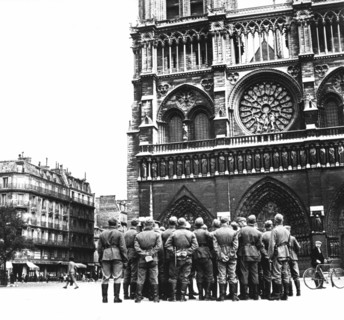 Soldats allemands devant le portail de Notre-Dame de Paris
