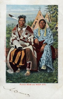 Carte postale représentant l'indien et l'indienne "Black Bear" et "Moon Eye"