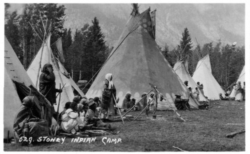 Carte postale représentant un camp indien Stoney (indiens du Canada)