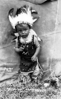 Postcard representing an Indian child, "Heap big chief"