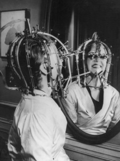 Casque de coiffure à cent clous