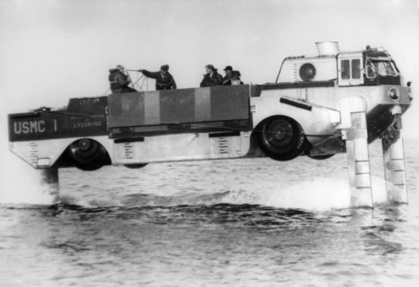 Camion amphibie militaire