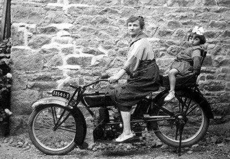 Femme et fillette sur une moto dans les années 1950