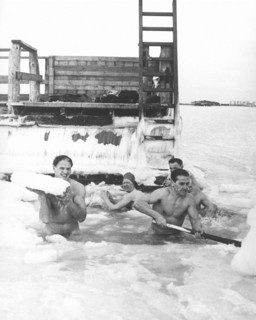 Bain dans la mer gelée en Scandinavie