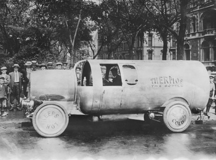 Voiture en forme de Thermos